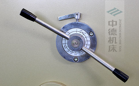 ZDS-832剪板機刀片間隙手動調(diào)節(jié)器，刻度清淅，調(diào)節(jié)省力又簡便.jpg