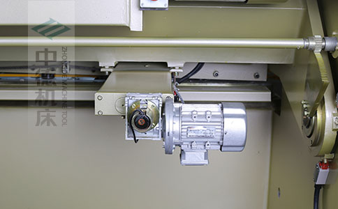 ZDS-832剪板機后檔料結(jié)構(gòu)，平行度高，并采用國內(nèi)一流品牌軸承，耐磨抗壓壽命長.jpg