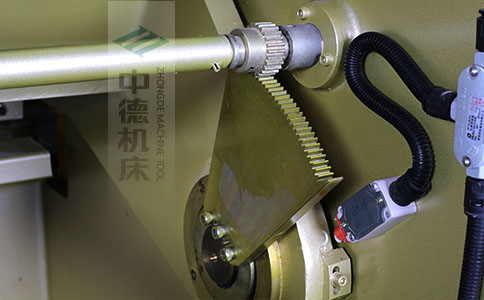 ZDS-450采用高精度刀片間隙調(diào)節(jié)齒輪，經(jīng)過(guò)淬火高硬度又耐磨，表面鍍鋅不生銹，長(zhǎng)年累月使用依然有很高的調(diào)節(jié)精度.jpg