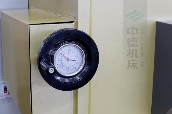 ZDG-832刀片間隙調(diào)節(jié)裝置，設(shè)置在機(jī)架前面，并有刻度顯示，調(diào)節(jié)方便.jpg