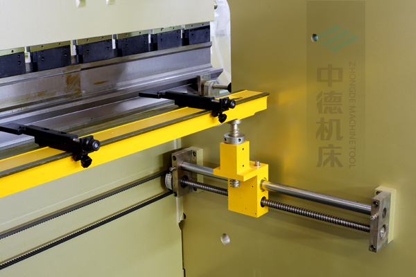 ZDP-10032高精度x軸結(jié)構(gòu)，采用滾珠絲桿，精度高無游隙，淬火高強(qiáng)度擋指，并有倒三角鎖卡裝置不掉落.jpg