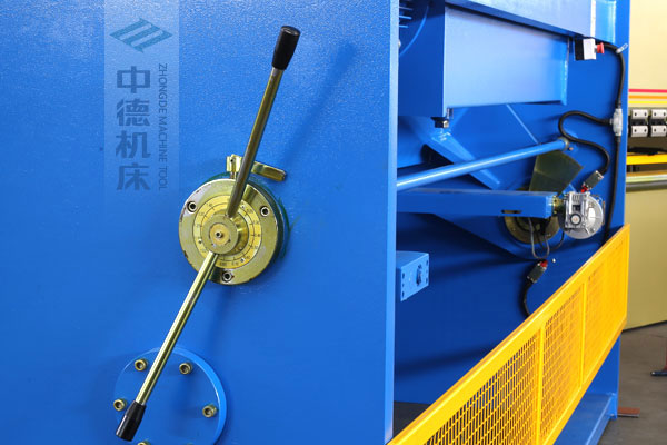 ZDSK-1632剪板機(jī)刀片間隙手動(dòng)調(diào)節(jié)器，刻度清淅，調(diào)節(jié)省力又簡(jiǎn)便.jpg