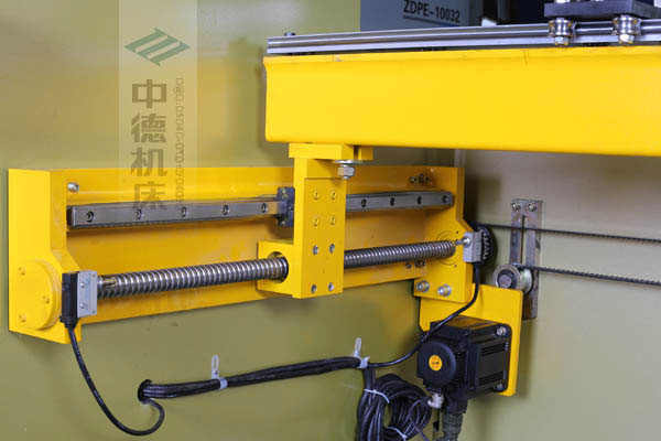 ZDPK-10032X軸配有滾珠絲桿及直線導(dǎo)軌，大功率伺服電機(jī)，鋼絲同步帶，能顯著提升X軸定位精度及速度