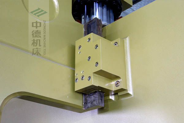 ZDP-16060加厚型滑塊導(dǎo)軌，強(qiáng)有力的保持滑塊間隙，有效減少工作時(shí)的抖動(dòng).jpg