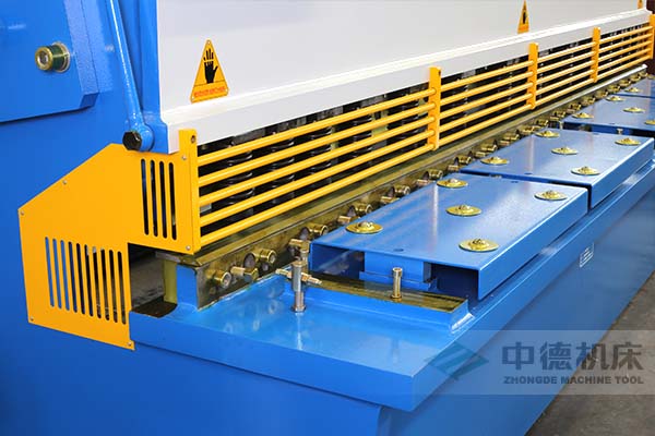 ZDS-1632剪板機(jī)進(jìn)料口，安全防護(hù)，進(jìn)料無(wú)阻，又能直接觀看到燈光對(duì)線的剪切位置.jpg