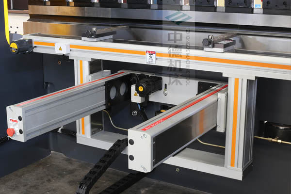 ZDPE10025-4+1軸全封套加強型鋁合金后檔料系統(tǒng)，內(nèi)有成套滾珠絲桿和直線導軌，精度高速度快噪音低.jpg