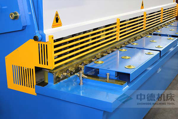 ZDS-432剪板機進料口，安全防護，進料無阻，又能直接觀看到燈光對線的剪切位置.jpg